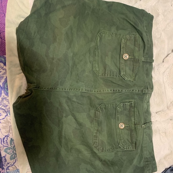 Torrid army floral shorts size 18 - Picture 3 of 3